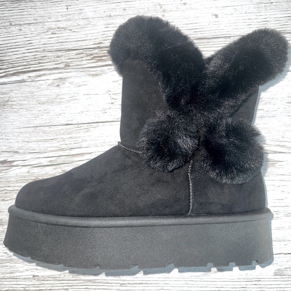 Faux Fur Lined Pom Pom Platform Ankle Bootie Black Boots Size 9 - Picture 1 of 13